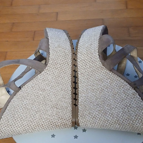 Bozikis beige suede high platform sandals like new, size 40