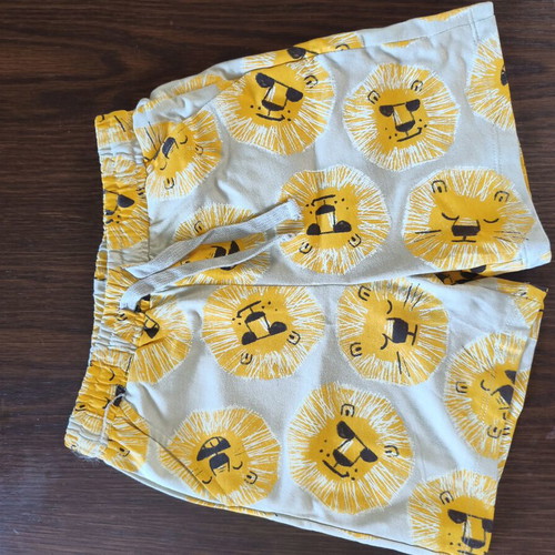 Kids' shorts with lion print size 128 cm like new, gray and yellow