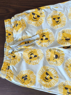 Kids' shorts with lion print size 128 cm like new, gray and yellow