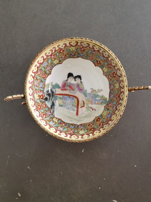 Chinese porcelain bowl with metal feet from 20th century, like new