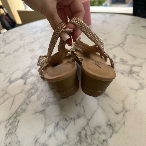 Gold flat sandals size 39 like new, summer style