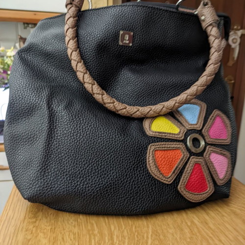 KEM shoulder bag used with high-quality material