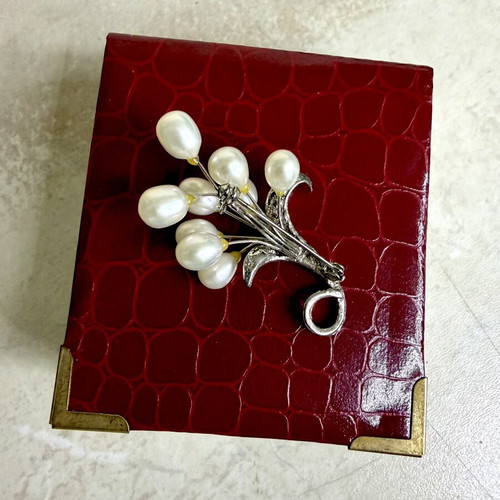 Brooch with 9 natural freshwater pearls and Swarovski crystals new