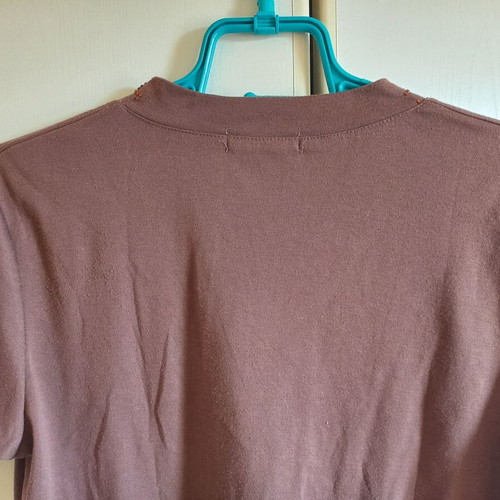 Brown short-sleeve blouse with V and rhinestones like new, sizes M and L