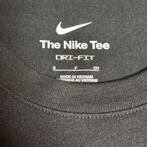 Nike Long-Sleeve Performance Shirt – Excellent Condition & Reflective Detail