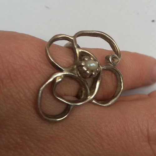 Silver chevalier ring flower with pearl handmade like new
