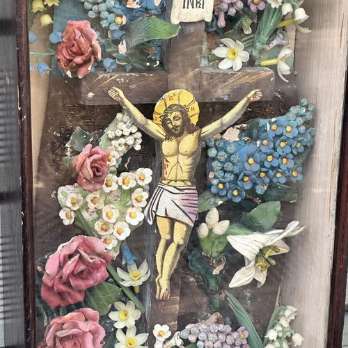 Vintage religious diorama "Εἰς Σὲ Ἐλπίζω" with crucifix in wooden display case used