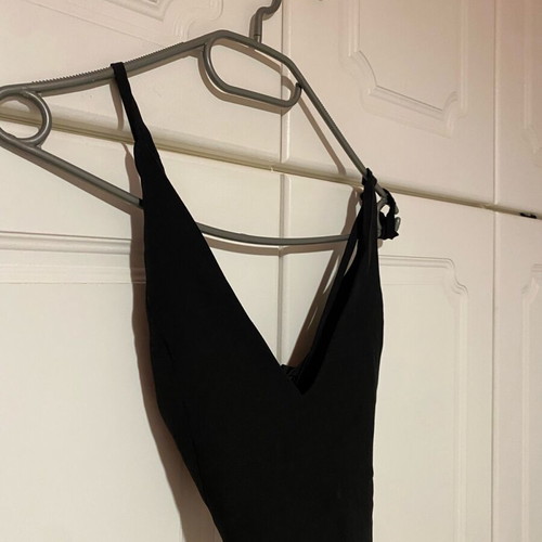 Black crop top with thin straps and V-neck like new