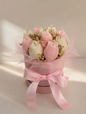 Scented wax bouquet with powder aroma and plant-based wax