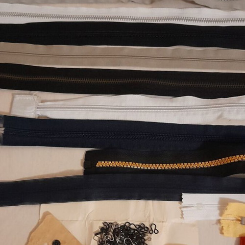 Sewing accessories and zipper set like new
