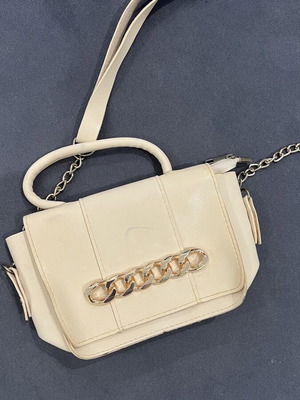 Beige crossbody bag used with gold detail