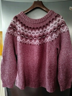 Women's sweater used, one size, patterned