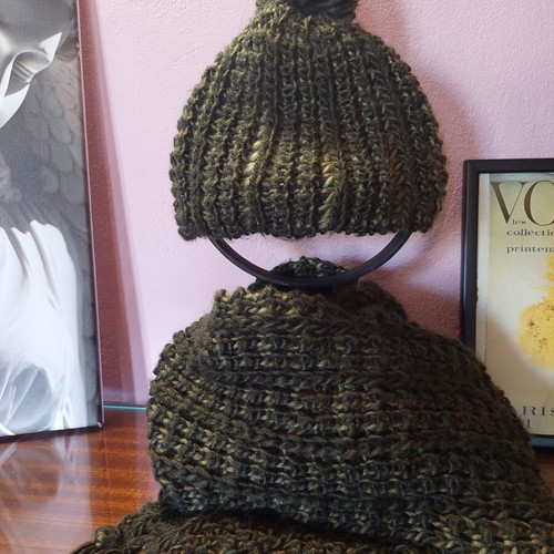 Set of hat and scarf like new in dark green