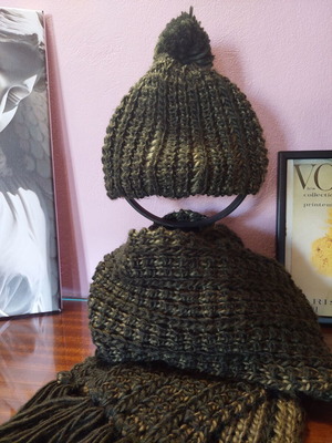 Set of hat and scarf like new in dark green