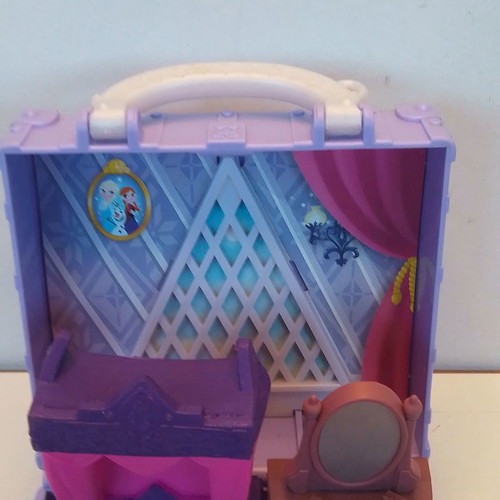 Hasbro Disney Frozen 2 Scene Set Elsa used, brown bedroom