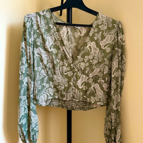 Stradivarius long-sleeve shirt like new, comfortable with deep neckline