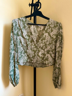 Stradivarius long-sleeve shirt like new, comfortable with deep neckline