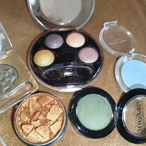 Eyeshadows slightly used with free blush gift