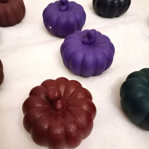 Resin pumpkins like new, pack of 10 for charms