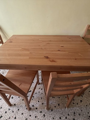 Ξύλινο τραπέζι με 4 καρέκλες σαν καινούργιο