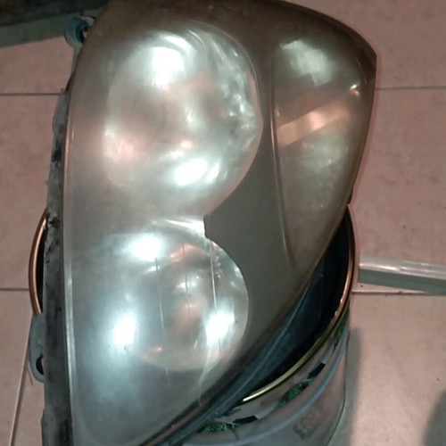 Renault Clio II headlights used, one with broken mounts