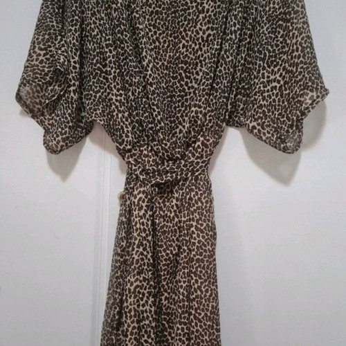 Leopard dress like new with belt, sleeves with openings