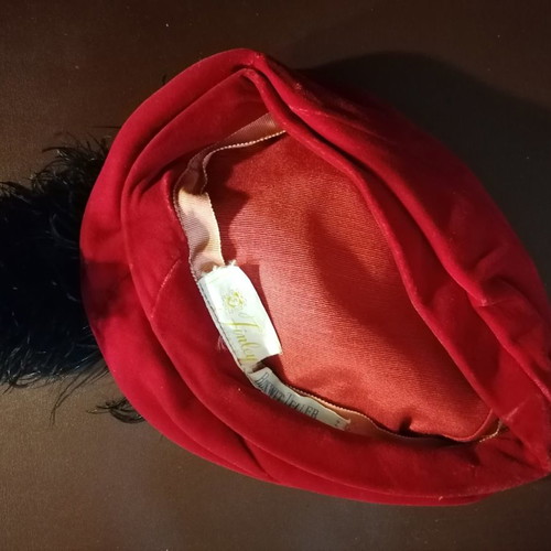 Velvet hat with feathers used, red size M