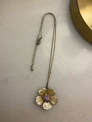 Necklace with flower design new, gold color with stone