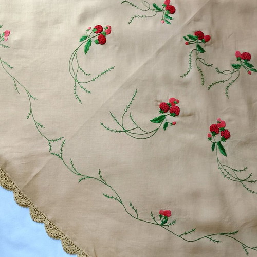 Vintage Rotonda embroidered tablecloth with 4 napkins like new, crocchi color