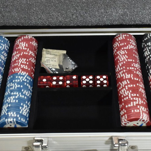 World Poker Tour Set like new with sealed chips and 5 dice