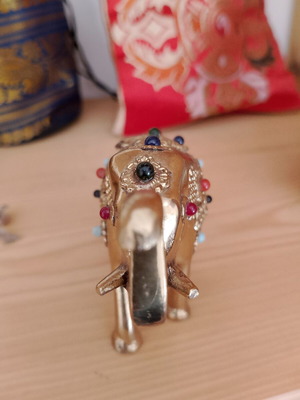 Two elephant figurines like new