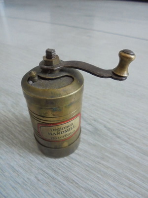 Стара ръчна месингова мелничка HazerBaba Doğrümen, 8 см