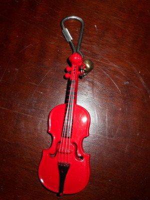 Violin keychain used, 14 cm length, plastic