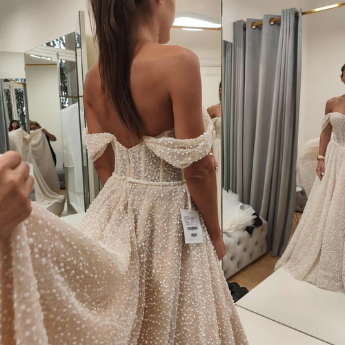 Primalicia wedding dress like new with detachable sleeves and train