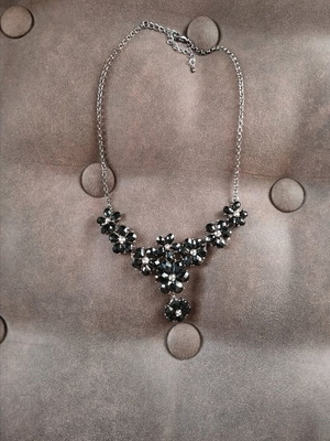 Short necklace used in vintage design, black and silver
