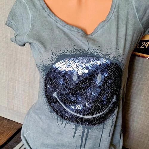T-shirt with sequin applique like new, size XS, graphite color