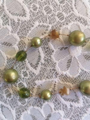 Necklace in green and beige tones, like new, short