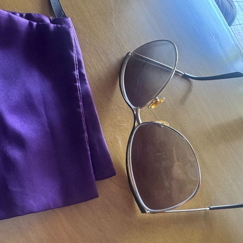 Gucci sunglasses like new with authentic silk pouch