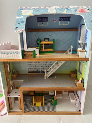 Wooden dollhouse used with all accessories