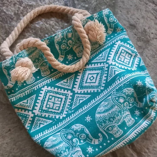 Handbag like new with elephant design turquoise