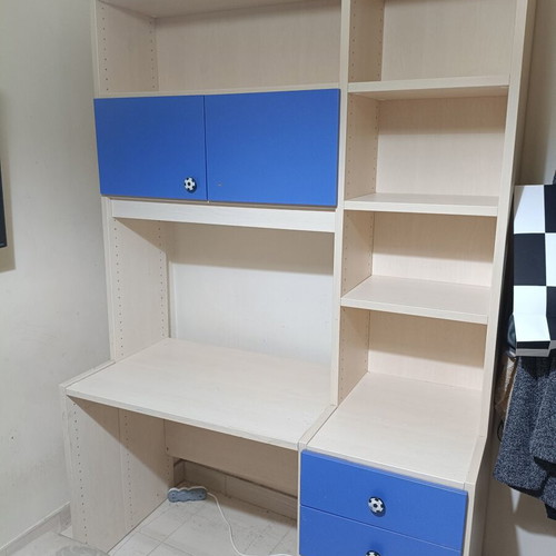 Modeco desk with bookshelf