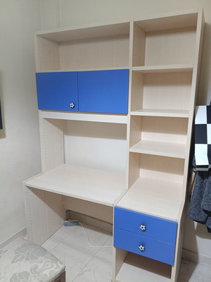 Modeco desk with bookshelf