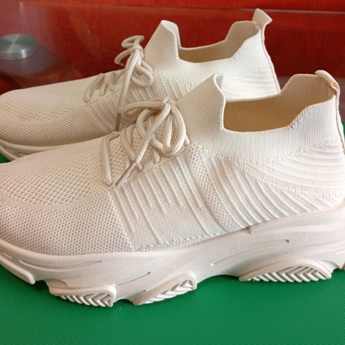 Sneakers women's size 39 beige cream with elastic breathable fabric like new