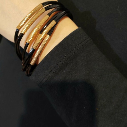 Bracelet new in black and gold with magnetic clasp