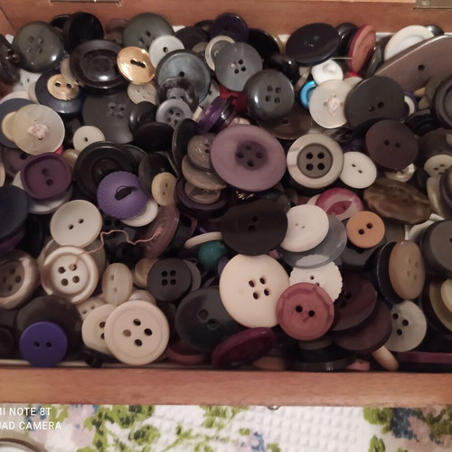 Buttons like new, around 200 assorted colors and sizes