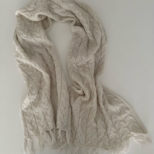Anna Riska wool scarf like new, chunky knit with fringes