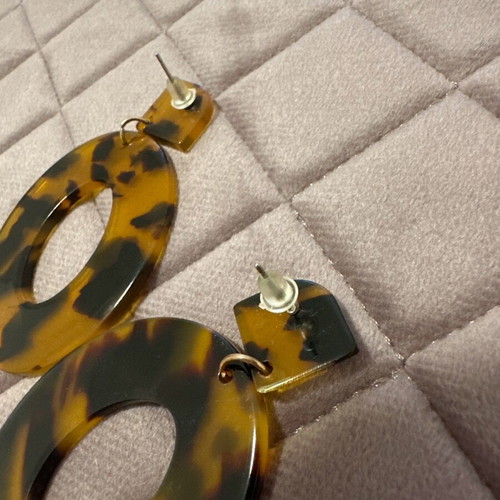 Animal print earrings like new, plastic brown dangle