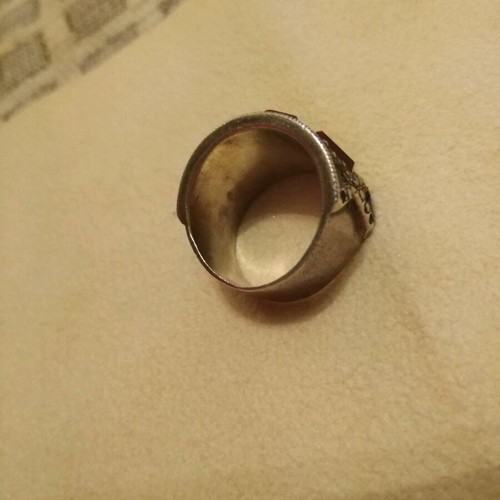 Ring used with dark bordeaux color and unique stone cut