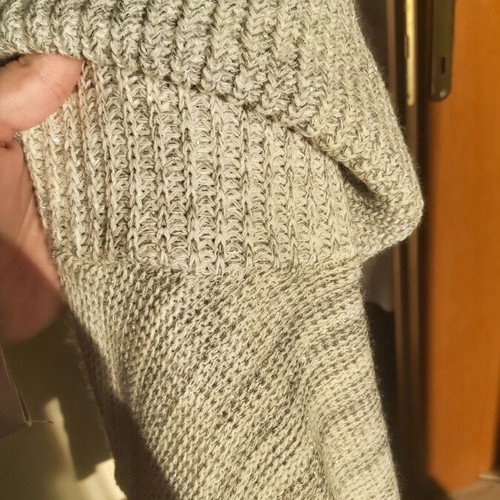 Turtleneck sweater like new, size large by Simple