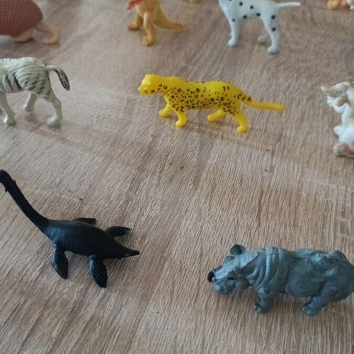 Jungle and farm animal figures used, pack of 25